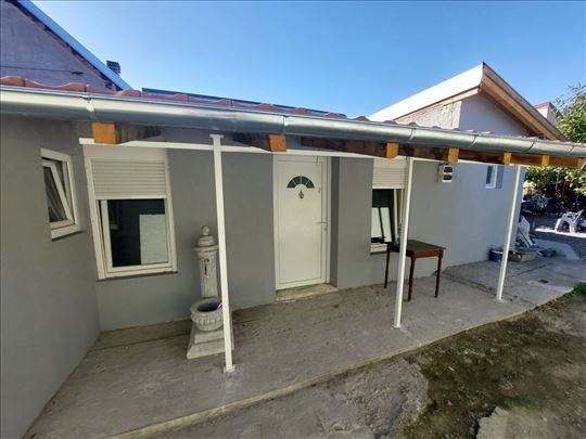 Renoviran dvorišni stan-Slana Bara