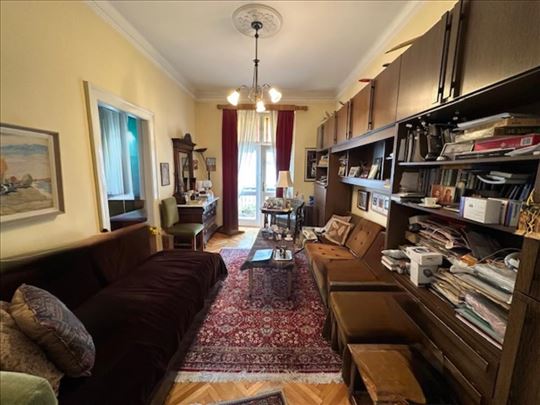 Četvoroiposoban salonski stan u Kneginje Zorke