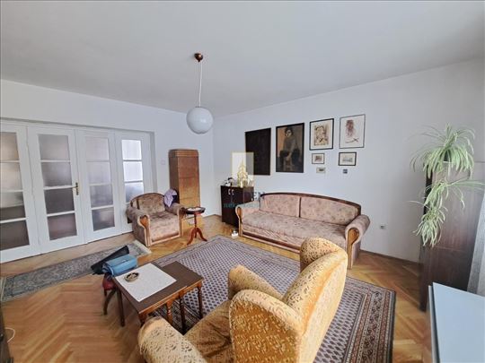 Savski trg uknjižen, dvosoban stan, lift, parking