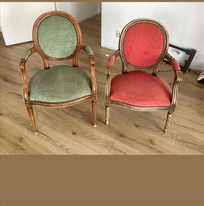 Elegantna starinska fotelja u klasicnom stilu