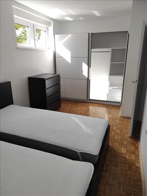izdaje se 2,5 sobni namešten stan na duže vreme