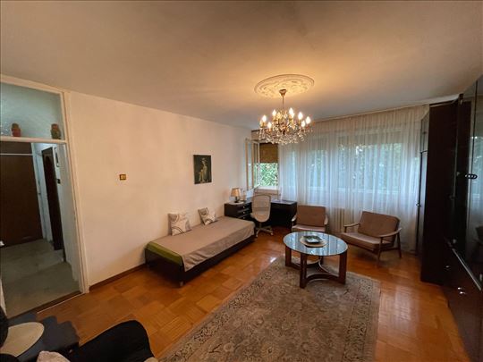 Kompletno opremljen stan u blizini Šumica