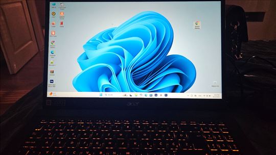 Nov laptop na prodaju, nekoriscen