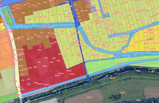 Poslovna zgrada 1480 m2 u centru Surčina i 15 ari 