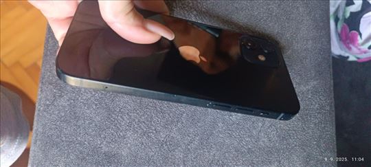 Prodajem koriscen apple iphon12