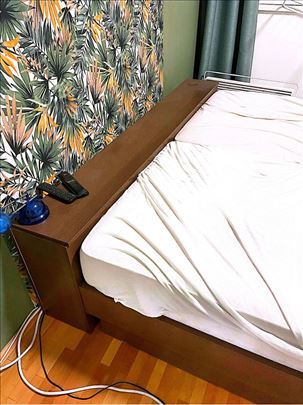 Prodajem očuvan bračni krevet sa dušekom, Beograd