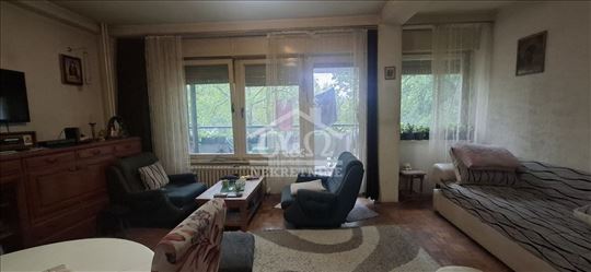 Trosoban stan površine 62m2 na prvom spratu na Aer