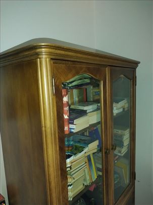 Vitrina-puno drvo prodajem