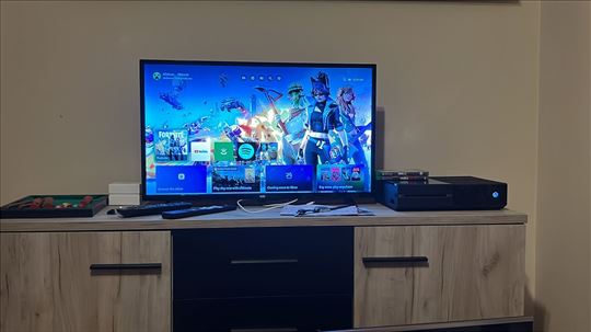Xbox one + Dzojstik + 2 igrice