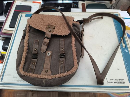 Zenska tasna, D/V/S = 20/25/6 cm,od kvalitetnog  