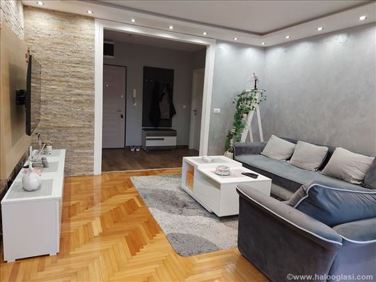 Luksuzan vojni stan sa velikom terasom