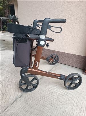 Hodalica sa naslonom i torbom za niže osobe 