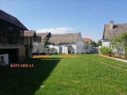 Imanje u Orlovatu dve kuće + pomoćni objekti 12ari