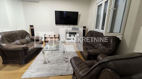 Izdaje se stan na Trgu Nikole Pašića