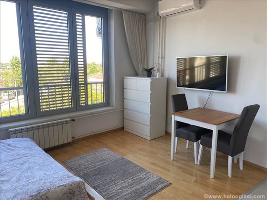 Lux garsonjera u strogom centru grada,27m2,II/VIII