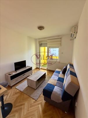 Novi Sad, Adamovicevo naselje, sredjena garsonjera