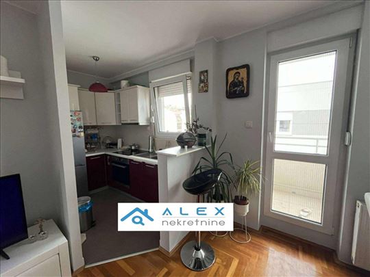 Porodičan dvoiposoban stan na Podbari