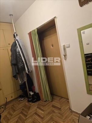 U urednoj zgradi sa sređenim ulazom ID#134310