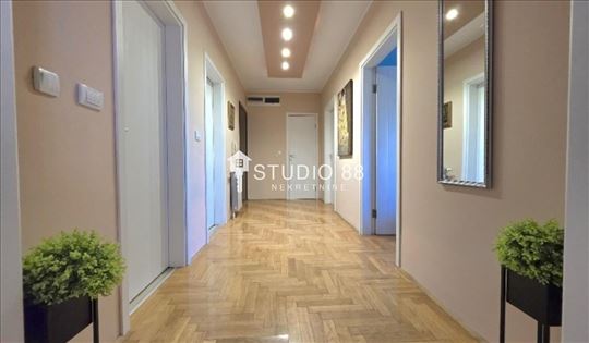 Zrenjanin, Žitni trg, Stan, 3.0, 74m2