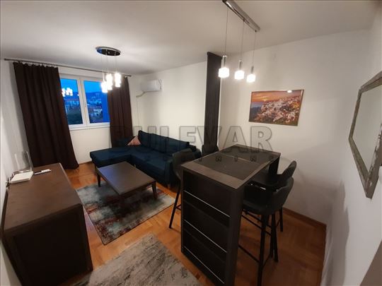 Izdaje se namešten stan, 1.5, Cara Dušana, 42m2