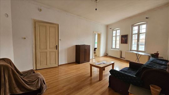 Dobra lokacija, pešačka zona, 86 m2 