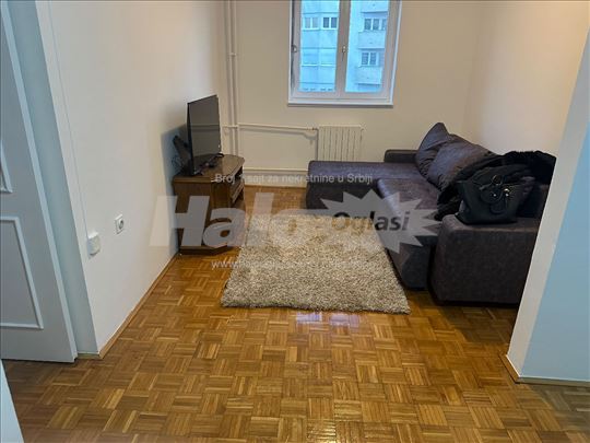 Izdajem dvosoban namješten stan u Novom Sadu 