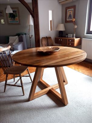 Orah trpezarijski sto