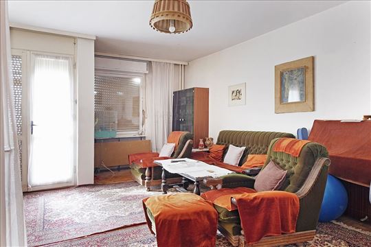 Julino Brdo, odličan Trosoban stan, 83m, uknjižen.