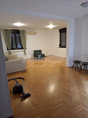 Lep trosoban stan u centru Mirijeva 