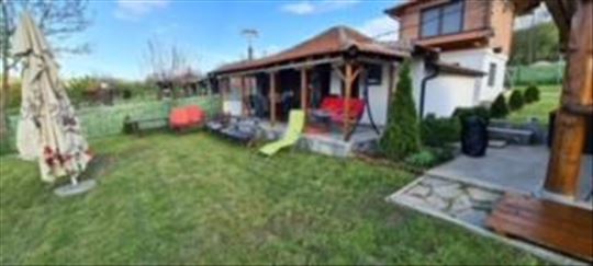 Prodaje se vikendica na Gružanskom jezeru