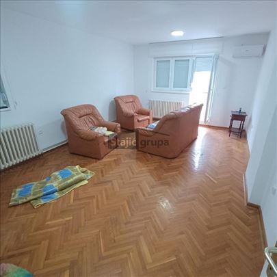 Uknjižen triplex 4.5 stan sa dvorištem 