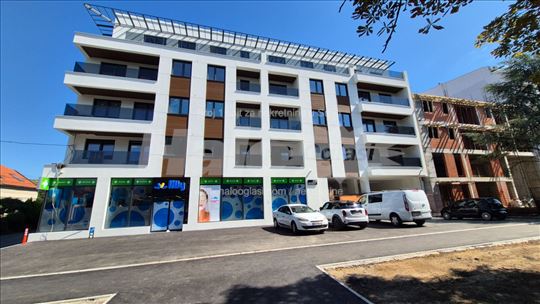 Zemun, Cara Dušana, odmah useljiv luks stan