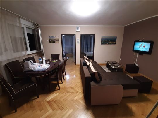 Blok 21, renoviran, funkcionalan, ID 7952