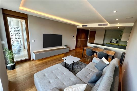 Fenomenalan 3.0 stan, 85 m2, dva parking mesta!
