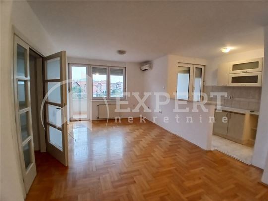 Izdaje se nenamešten dvoiposoban stan, 72m2, u Rom