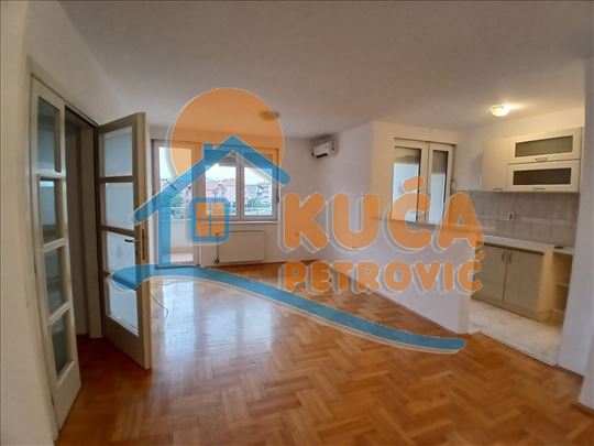 Izdaje se nenamešten dvoiposoban stan, 72m2, u Rom