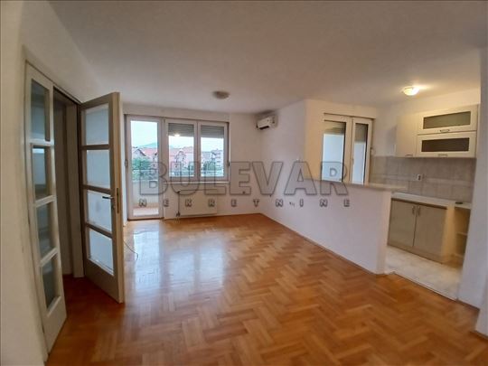 Izdaje se nenamešten dvoiposoban stan, 72m2, u Rom