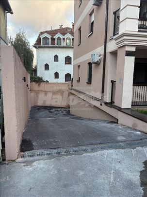Garažno mesto u blizini Voždovačke crkve