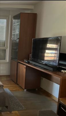 Ocuvana polica i radni sto 