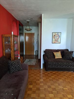 Prodajemo 3.0 stan za adaptaciju Dunavski kej,76m2