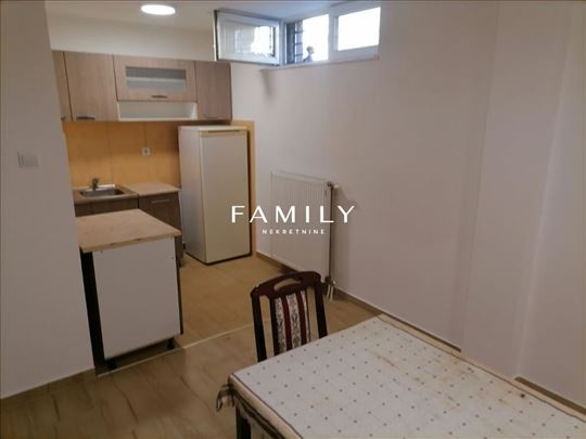 Renovirana garsonjera 28 m² u mirnoj ulici, pogodn