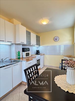 Uknjižen duplex stan u blizini centra!