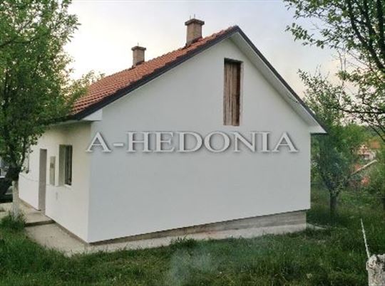 Barič, Novo naselje, nova trosobna kuća sa placem