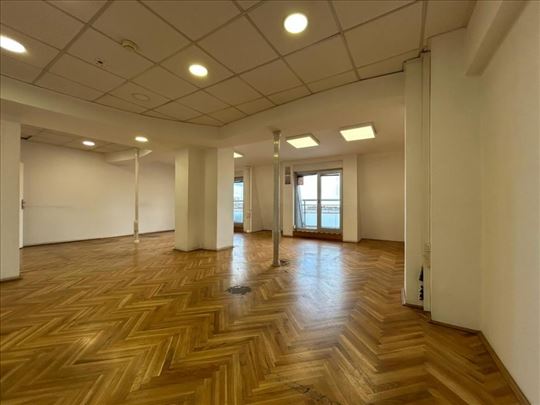 Izdaje se 400m2+Parking–Centar grada,Dom omladine 