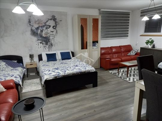 Izdaje se kompletno opremljena dvospratna kuća od 