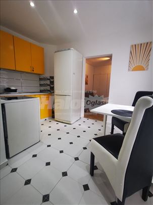 Izdaje se kuća na Vračaru 40m2 sa dvorištem 25m2