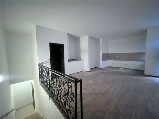 Izdaje se nov, nenamesten stan 84m² u Petrovaradin