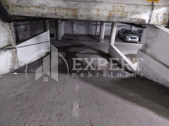 Izdaje se parking mesto u podzemnoj garaži  na kej