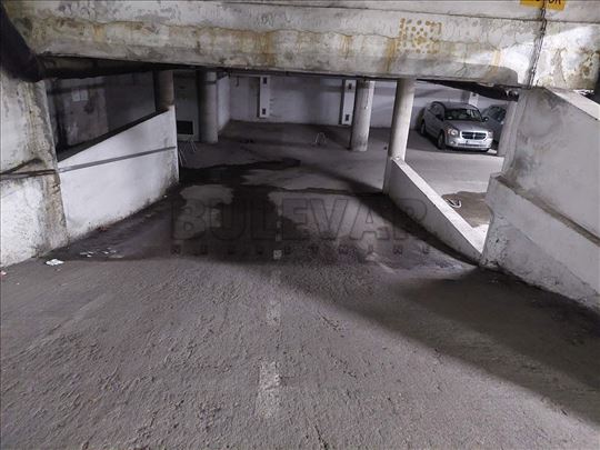 Izdaje se parking mesto u podzemnoj garaži  na kej