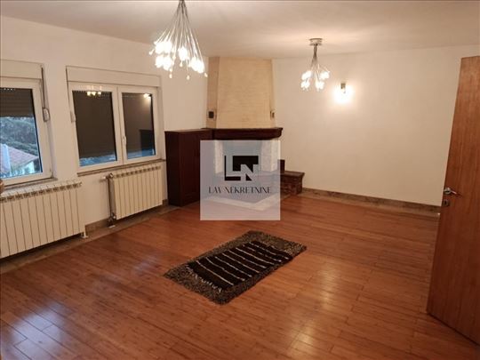 Prodaje se kuća  visoko kvalitetne gradnje u Vrčin